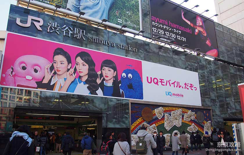 JR线涩谷站八公口,请认清右边那一块色彩斑斓的瓷砖